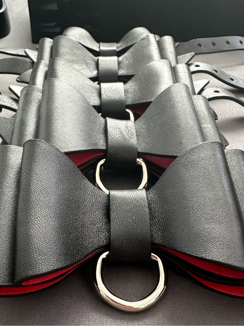 Luxury Leather Bow Bondage Collar/Cuffs Box Gift Set Black/Red Equestrian Goth - Picture 6 of 13